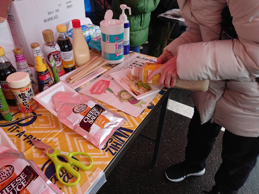 ねぎ焼きにソースをかけている様子