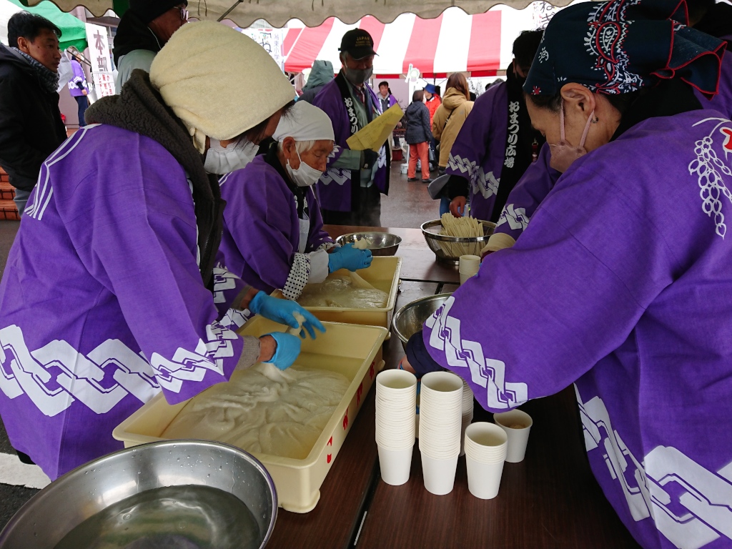 ふるまい餅を配る様子