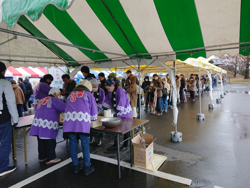 ふるまい餅の行列の様子