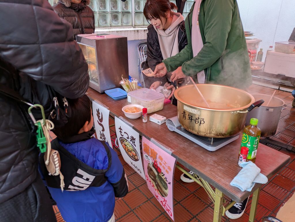 商工会青年部のライスバーガーともつ煮の販売の様子
